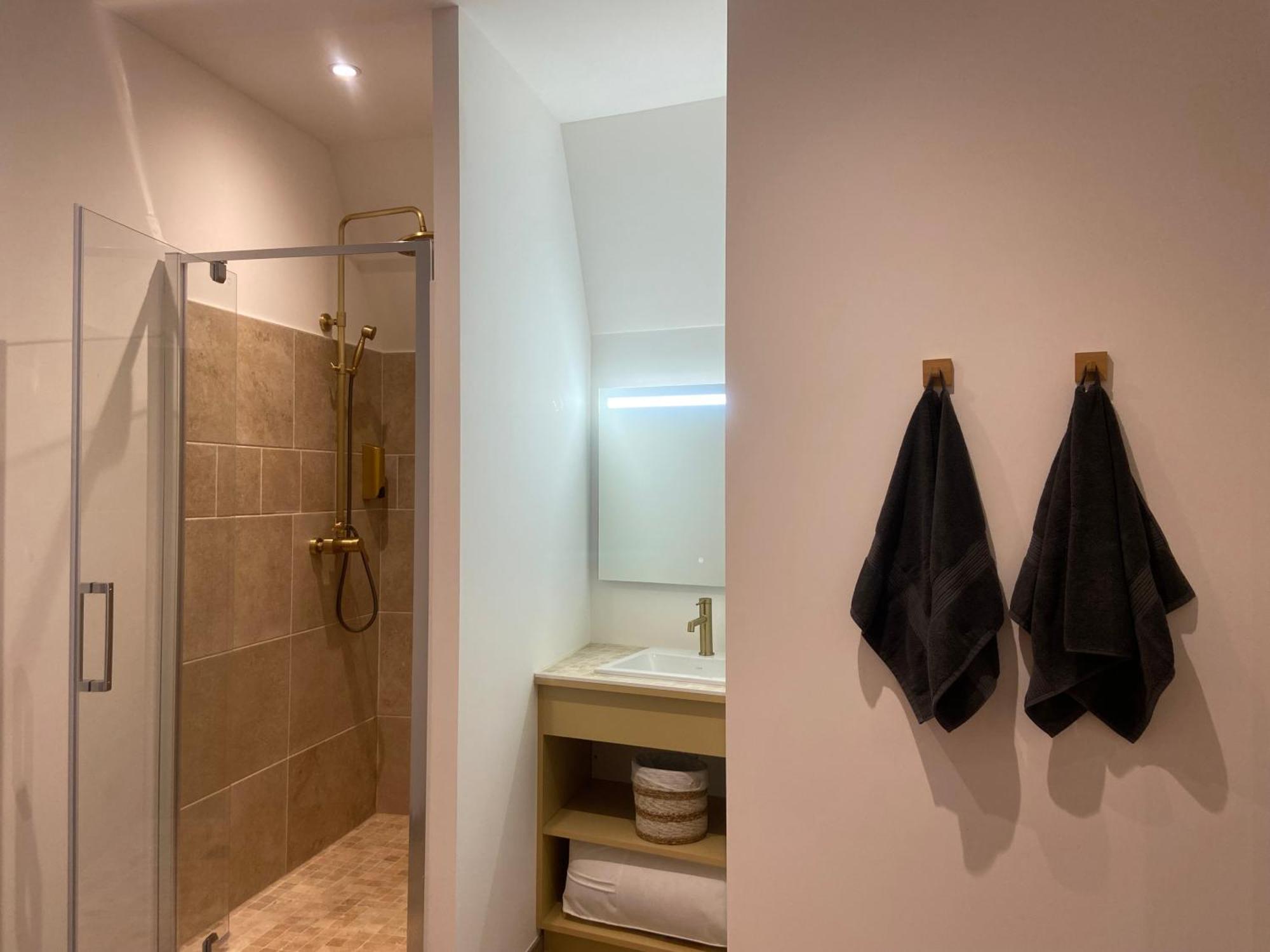 Les Appartements Du Vieux Poussan Exterior foto